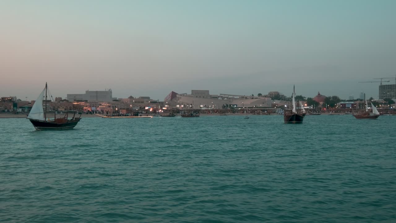 el undécimo festival tradicional de dhow en doha, qatar, fue filmado al atardecer.