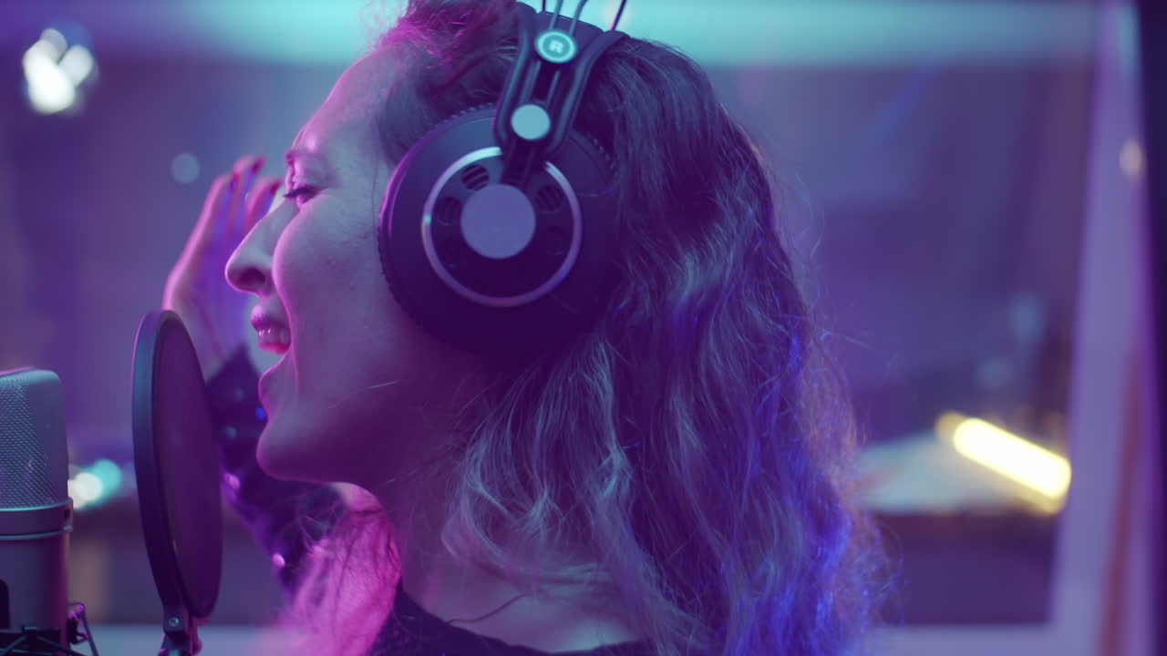 cantante grabando una canción en el estudio