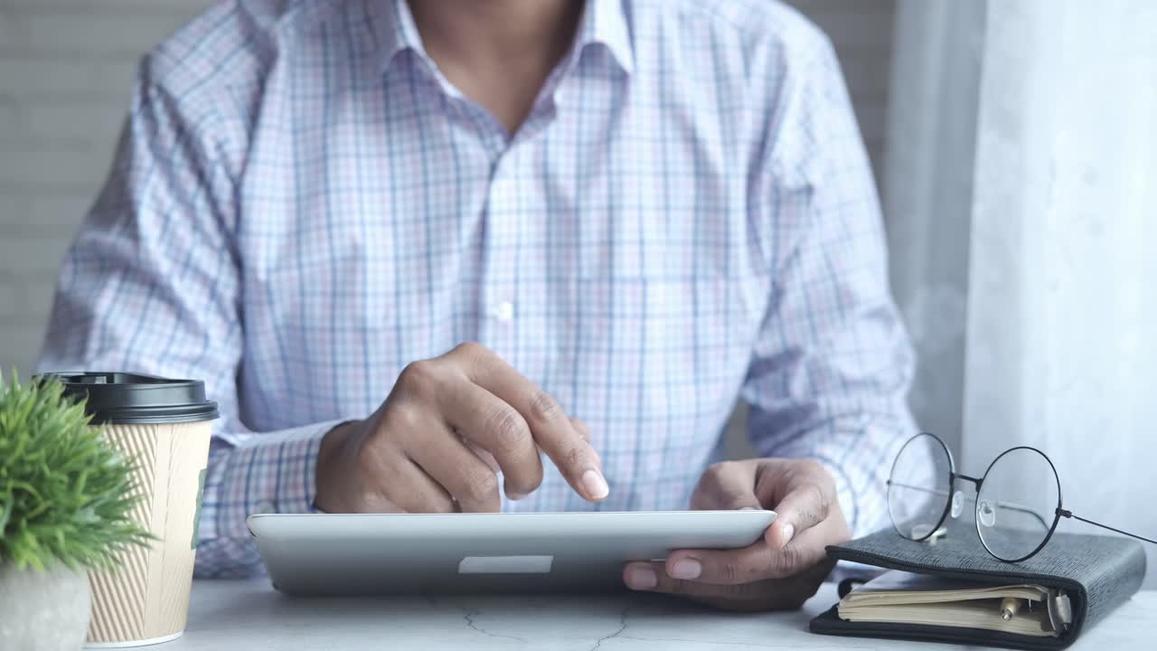 hombre usando una tableta en un entorno de oficina