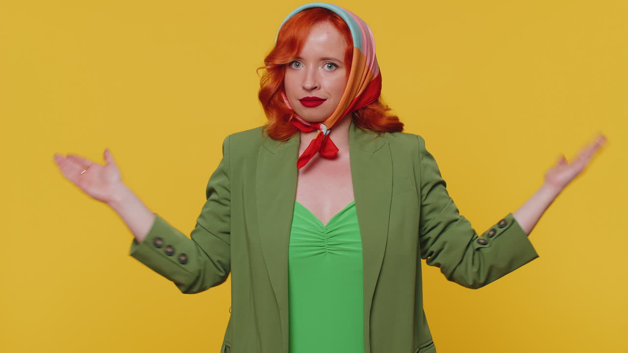 девушка поднимает руки с возмущенным выражением лица, спрашивая, почему, какая причина неудачи, демонстрируя неверие.