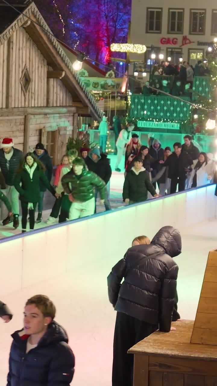 Divertimento sul ghiaccio al mercatino di Natale