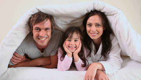 Familie-Liegt-Im-Bett