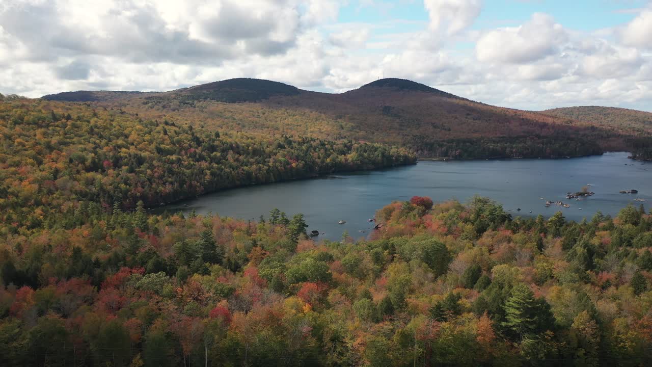 paisaje pintoresco y lago en maine usa en el soleado día de otoño, vista aérea del bosque colorido y agua bajo un hermoso cielo