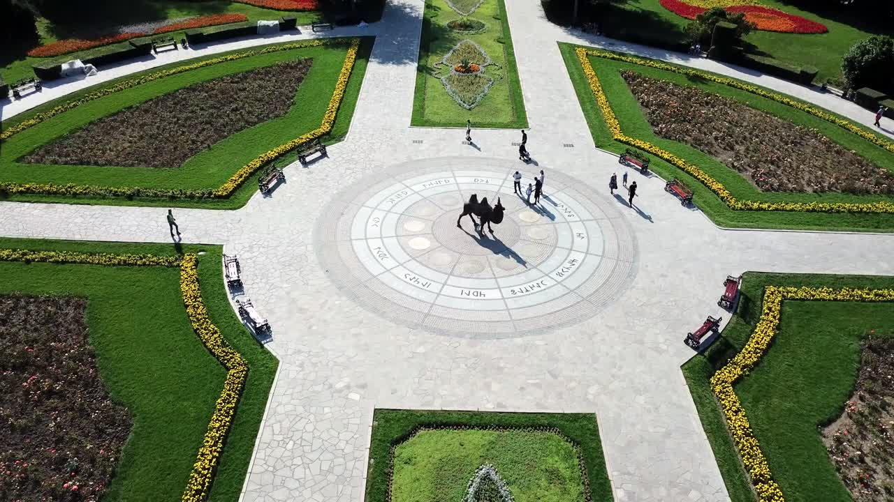 callejón redondo en el parque con una estatua de un camello