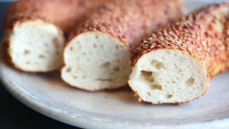 primer plano de un pan de sésamo (simit)