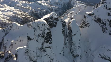 Impresionante-Vista-De-La-Cima-De-Una-Montaña-En-La-Cordillera-De-La-Costa-De-Columbia-Británica