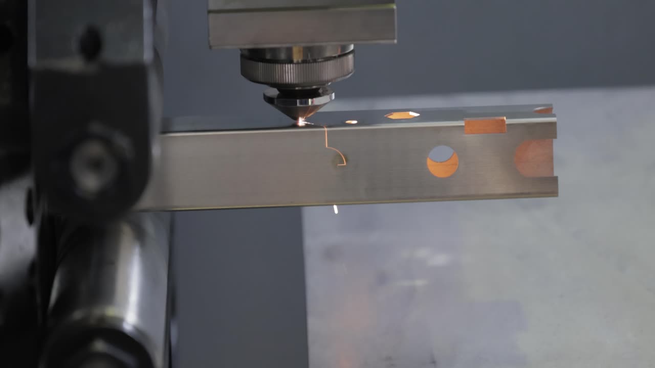 금속의 cnc 레이저 및 가스 절단, 현대 산업 기술.