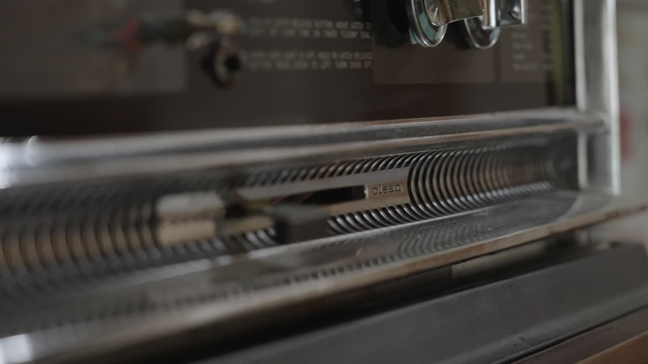 오래된 집 오븐의 청소 스위치