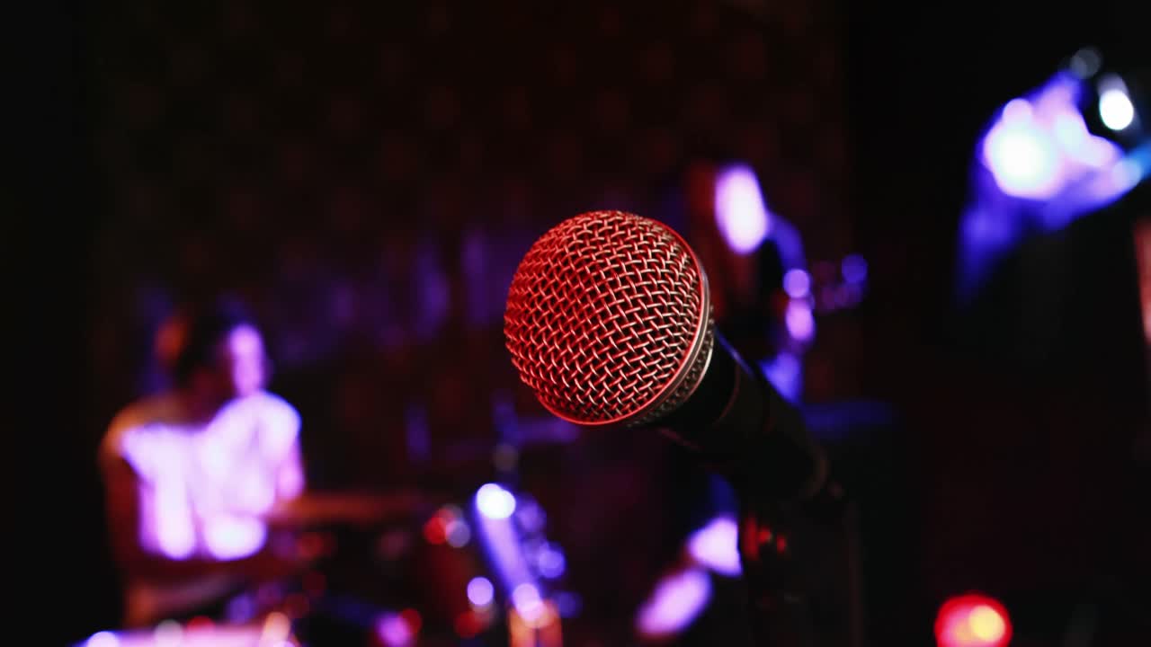 Band musicale che si esibisce sul palco 4k