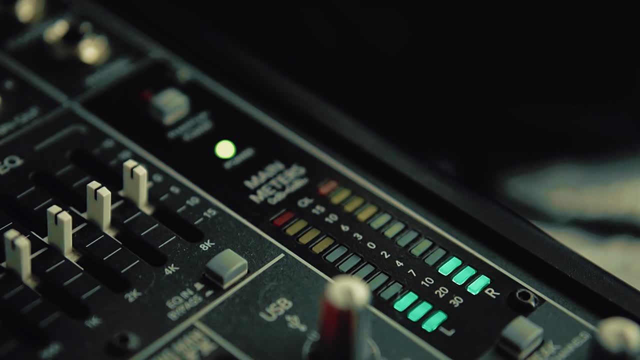 레벨 표시기를 갖춘  ⁇ 싱 콘솔