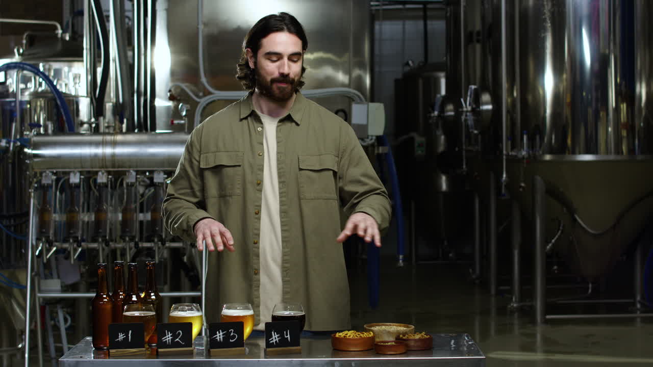 hombre explicando la degustación de cerveza