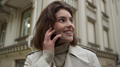 chica usando un teléfono inteligente en una calle urbana
