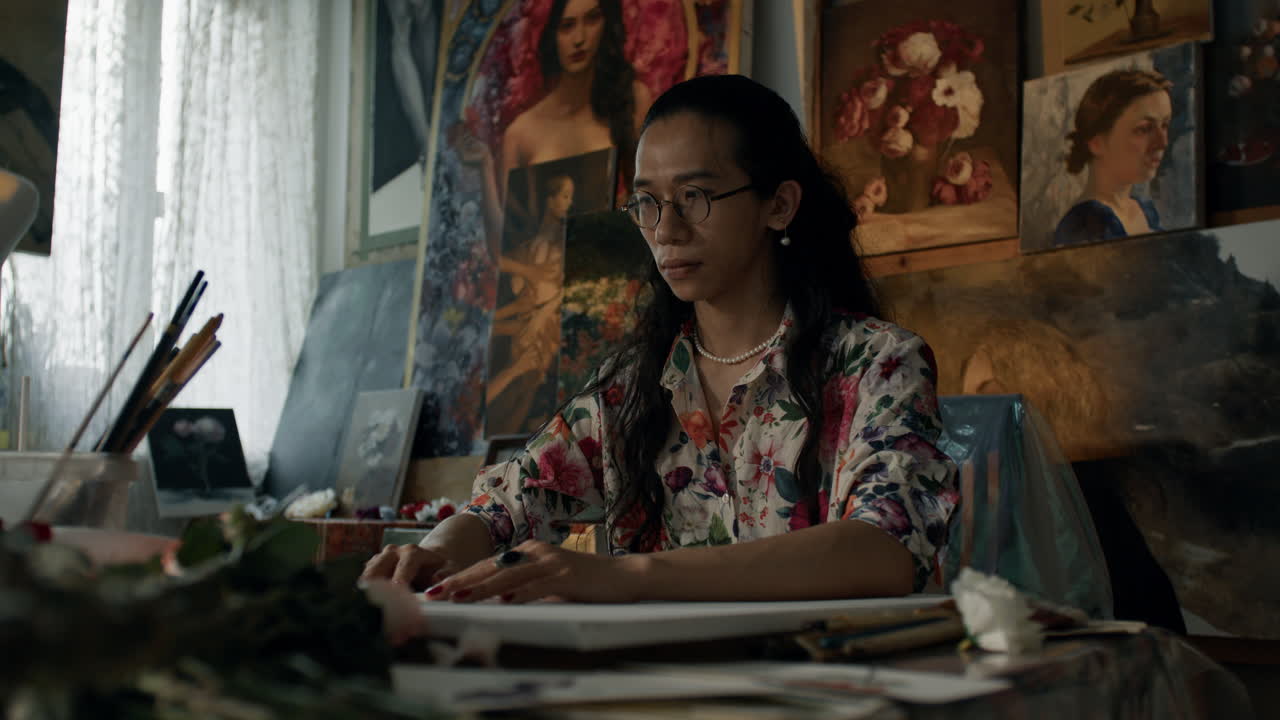 Artista che dipinge in uno studio creativo circondato da opere d'arte stimolanti