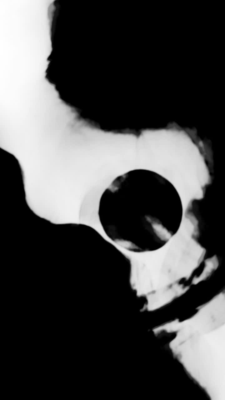 Forme liquide astratte dinamiche in bianco e nero che mutano