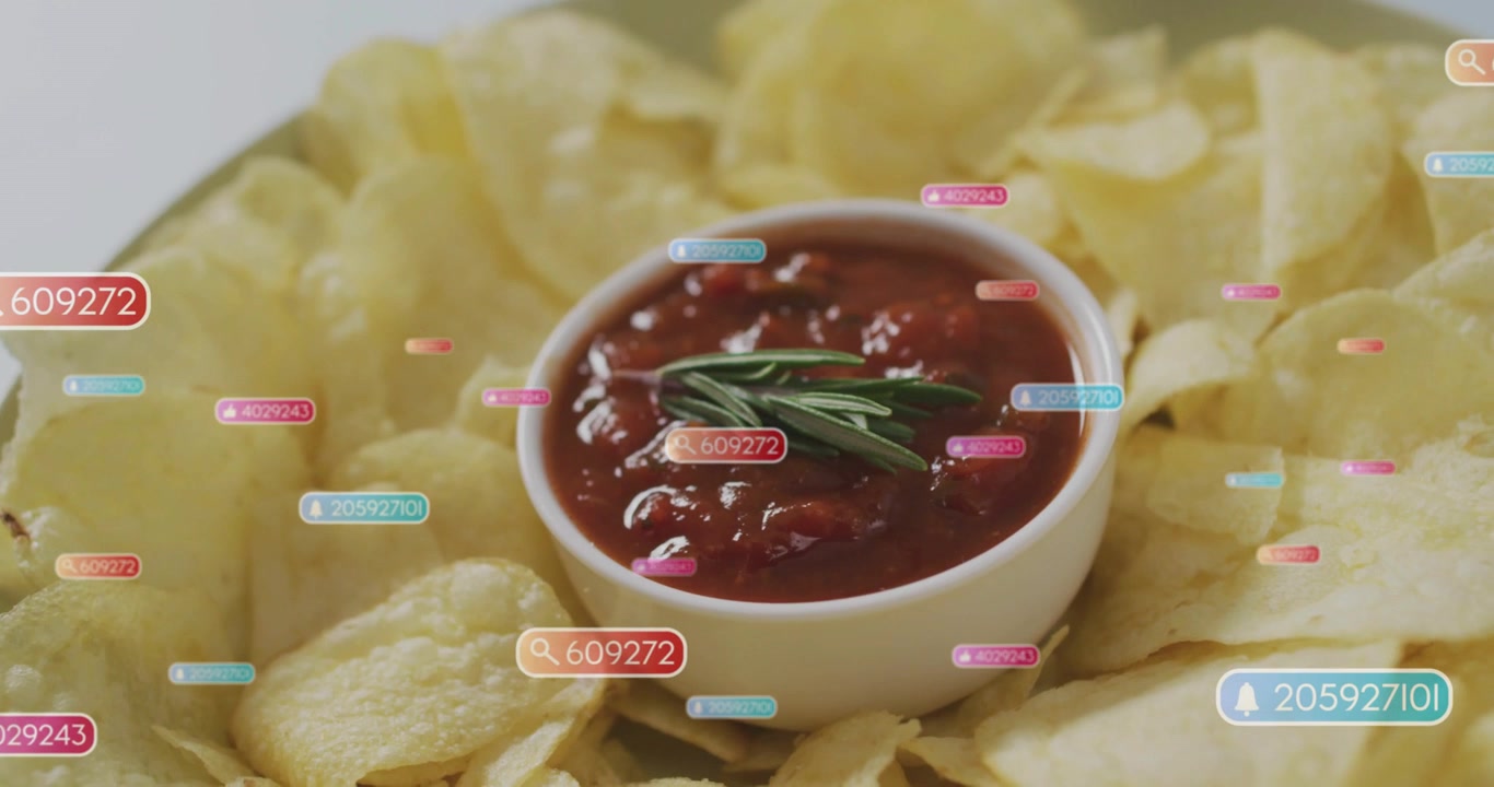 Video verticale: Badge che appaiono e si raggruppano attorno a una ciotola bianca di salsa con patatine e rosmarino