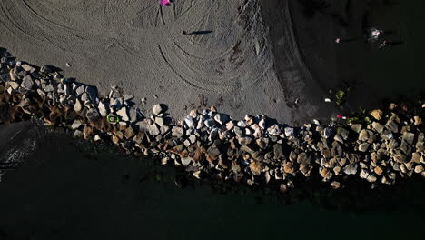 Felsmole-Und-Sandstrand,-Luftaufnahme-Von-Oben-Nach-Unten