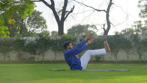 Hombre-Indio-Haciendo-Pose-De-Yoga-En-Barco