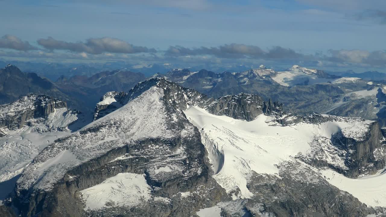 la cordillera de las rocas de nieve en el parque provincial de garibaldi en la columbia británica, canadá