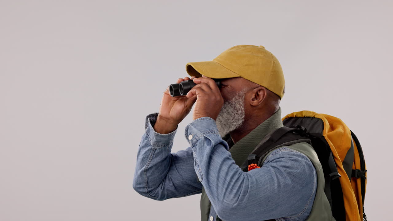 anciano, hombre y búsqueda con binocular para viajar