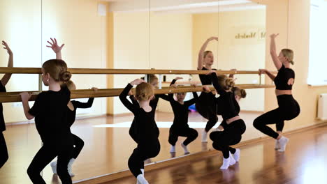 bambini in lezione di danza classica