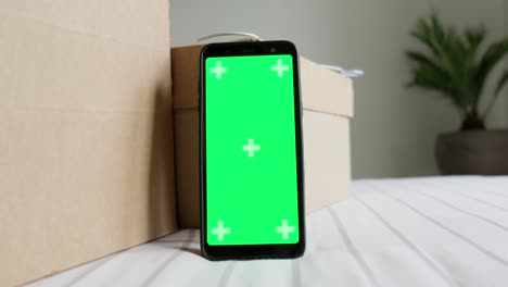pantalla verde del teléfono inteligente con cajas de almacenamiento de tarjetas.