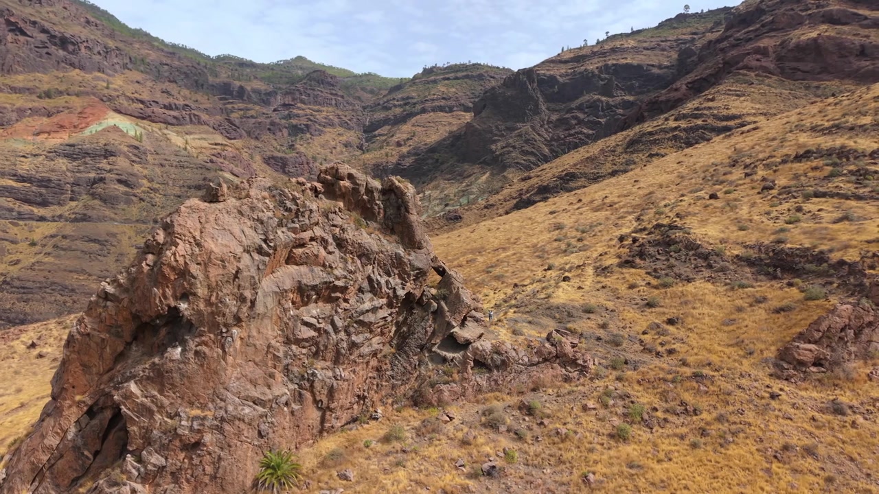 Vista aerea ravvicinata della texture della formazione rocciosa vulcanica rossa a Los Azulejos, Gran Canaria