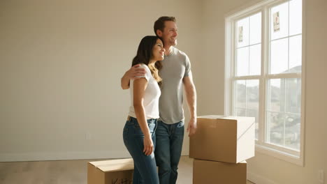 pareja mudándose a un nuevo hogar
