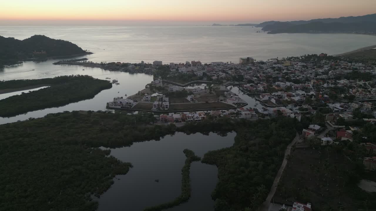 aerial de barra de navidad al atardecer en jalisco, méxico