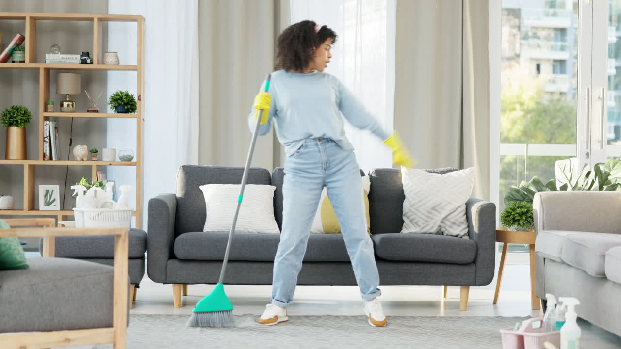 mujer divirtiéndose, siendo despreocupada