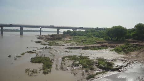 Puente-De-Carretera-Durante-La-Inundación-En-El-Río-Chambal,-Rajasthan