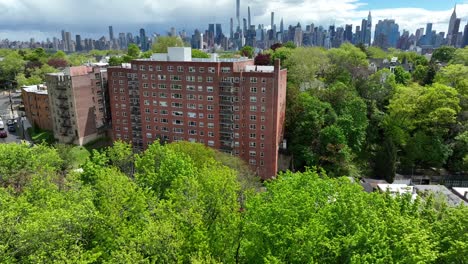 edificio de apartamentos con el horizonte del centro de nueva york