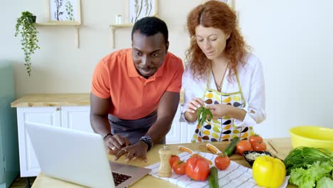 pareja aprendiendo a cocinar en línea