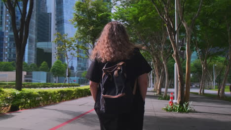 mujer caminando en un parque de la ciudad