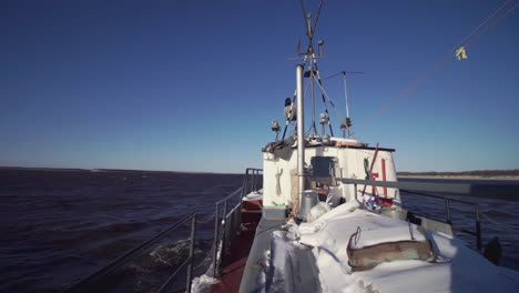 barco fluvial de invierno