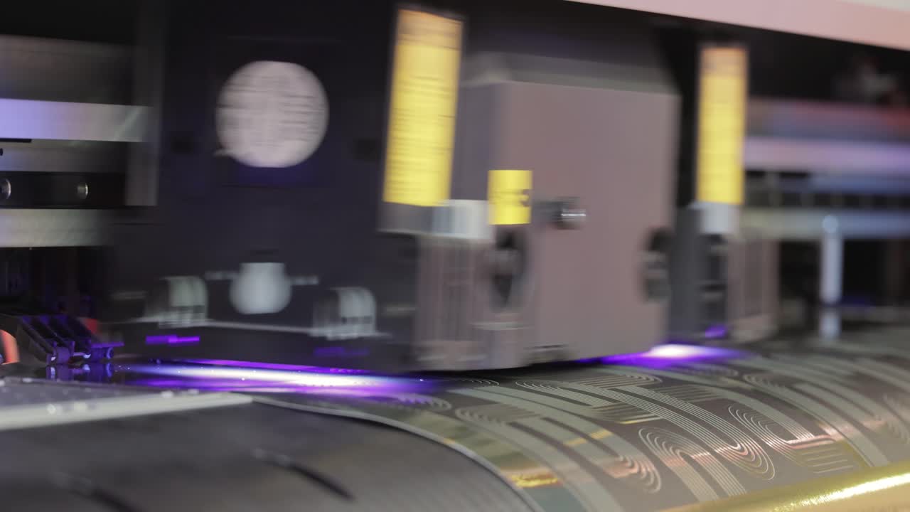 현대의 디지털 대형 자외선 프린터. 인쇄 생산 기술. 자외선 핀은 자외선 치료 가능한 잉크에 낮은 강도 자외선 복용량을 적용하는 과정입니다.