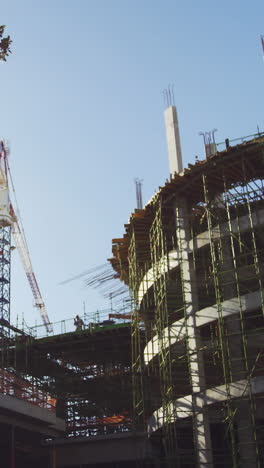 grúa y sitio de construcción de edificios