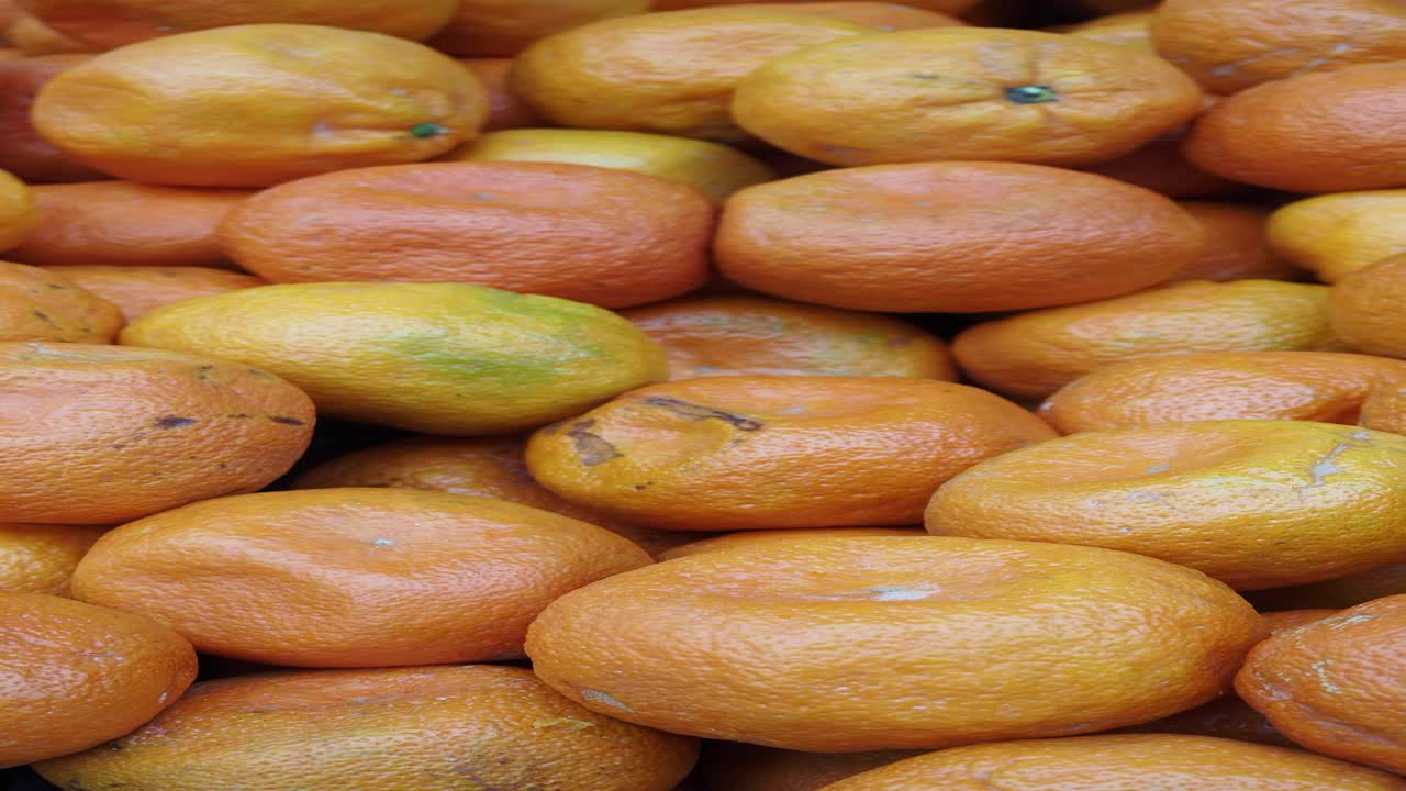 una gran pila de naranjas