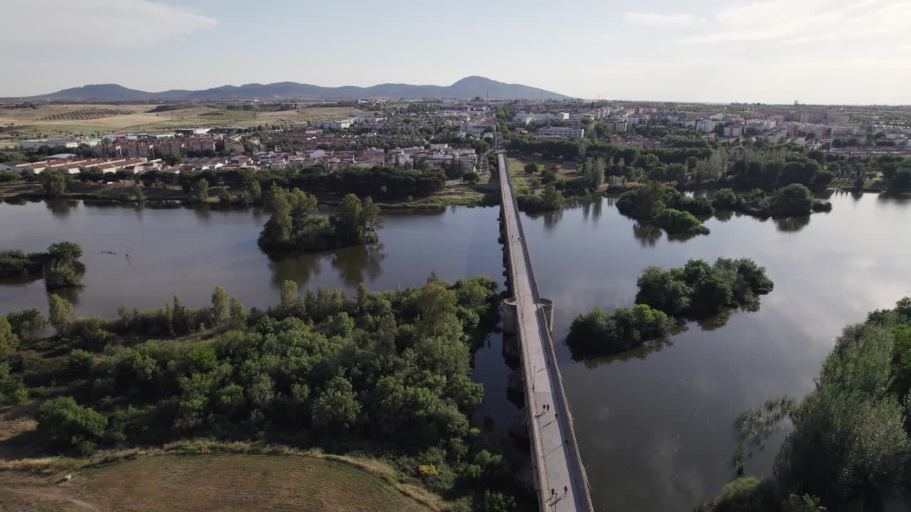 puente antiguo, puente romano en mérida, monumento romano, órbita aérea día de verano