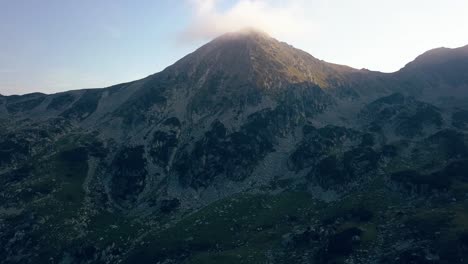 Volando-Hacia-La-Cumbre-De-Un-Pico-Increíble-En-Las-Montañas-De-Rumania