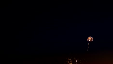 fuegos artificiales en el día de fiesta de la ciudad, grandes estallidos en el cielo nocturno