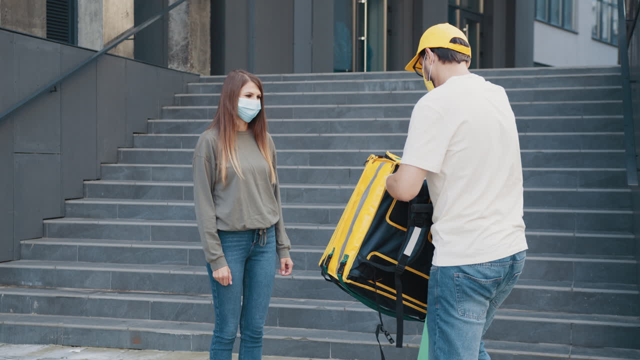entrega de alimentos durante la pandemia de covid-19