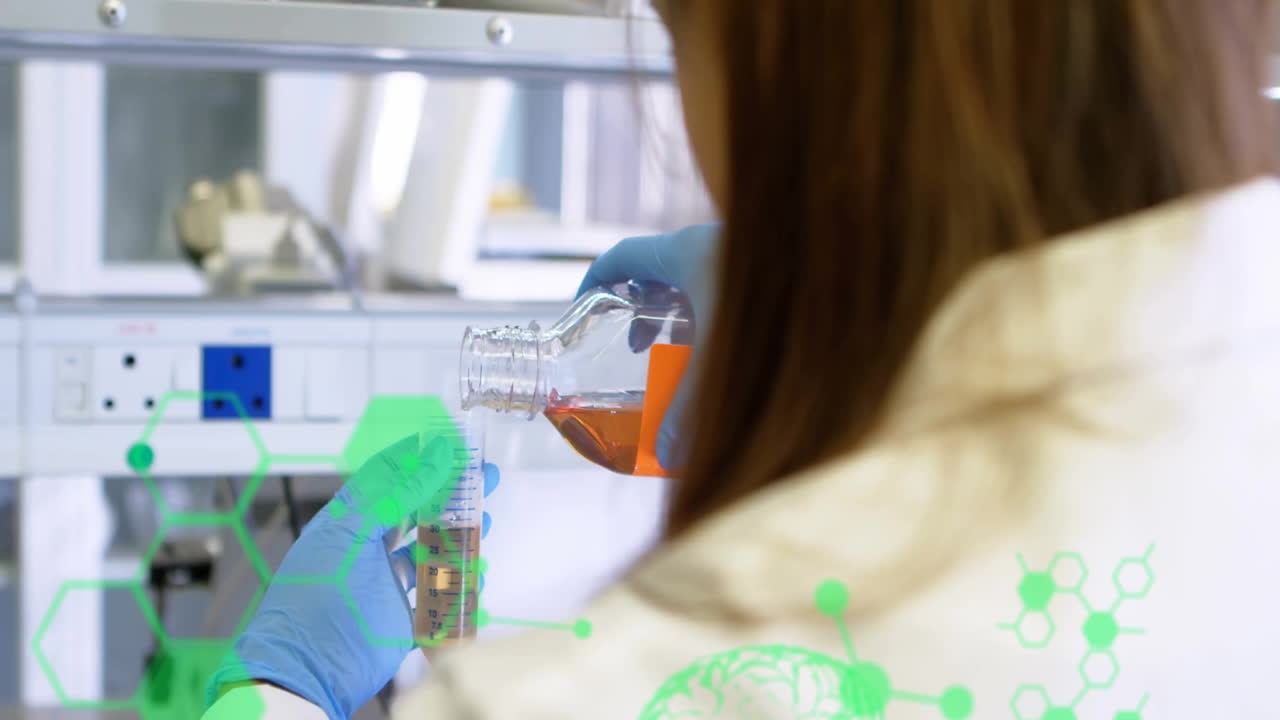 animación de fórmulas químicas y procesamiento de datos sobre una científica caucásica haciendo un experimento