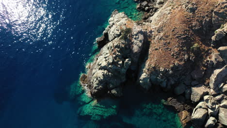 toma aérea de arriba hacia abajo de un acantilado marino