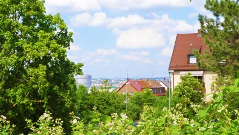 Ländlicher-Vorort-Der-Stadt-Stuttgart-Mit-üppiger-Grüner-Natur-Und-Großem-Benzintank-Im-Hintergrund