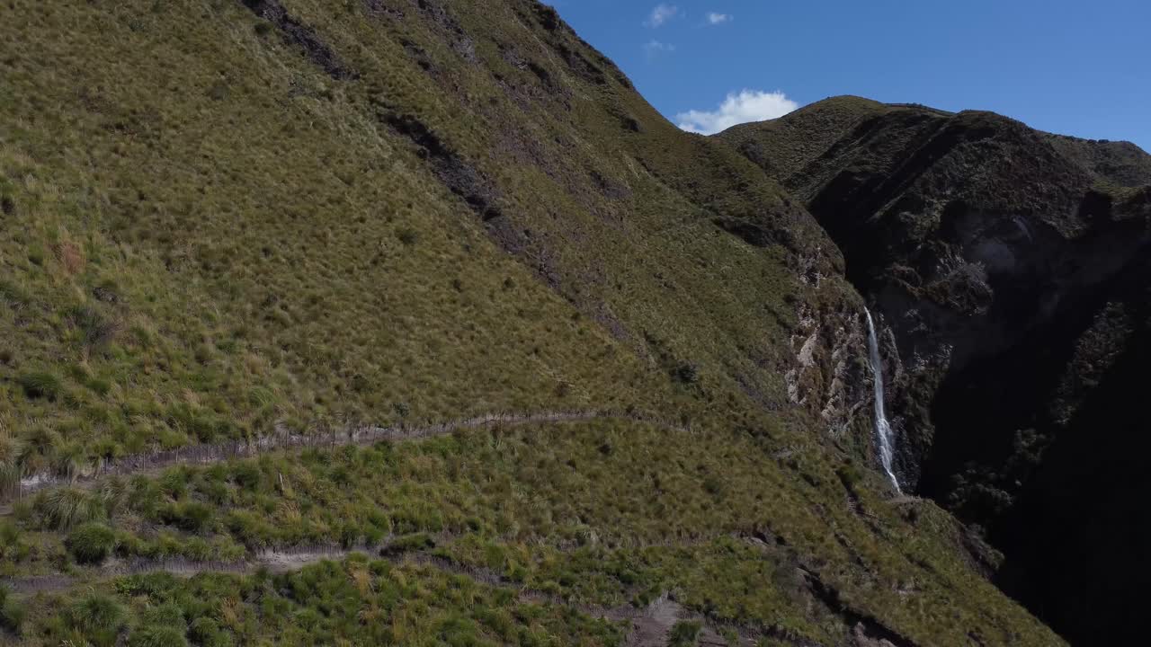 vídeo de drones en 4k: cascada de candela fasso rodeada de formaciones rocosas en cotopaxi, ecuador