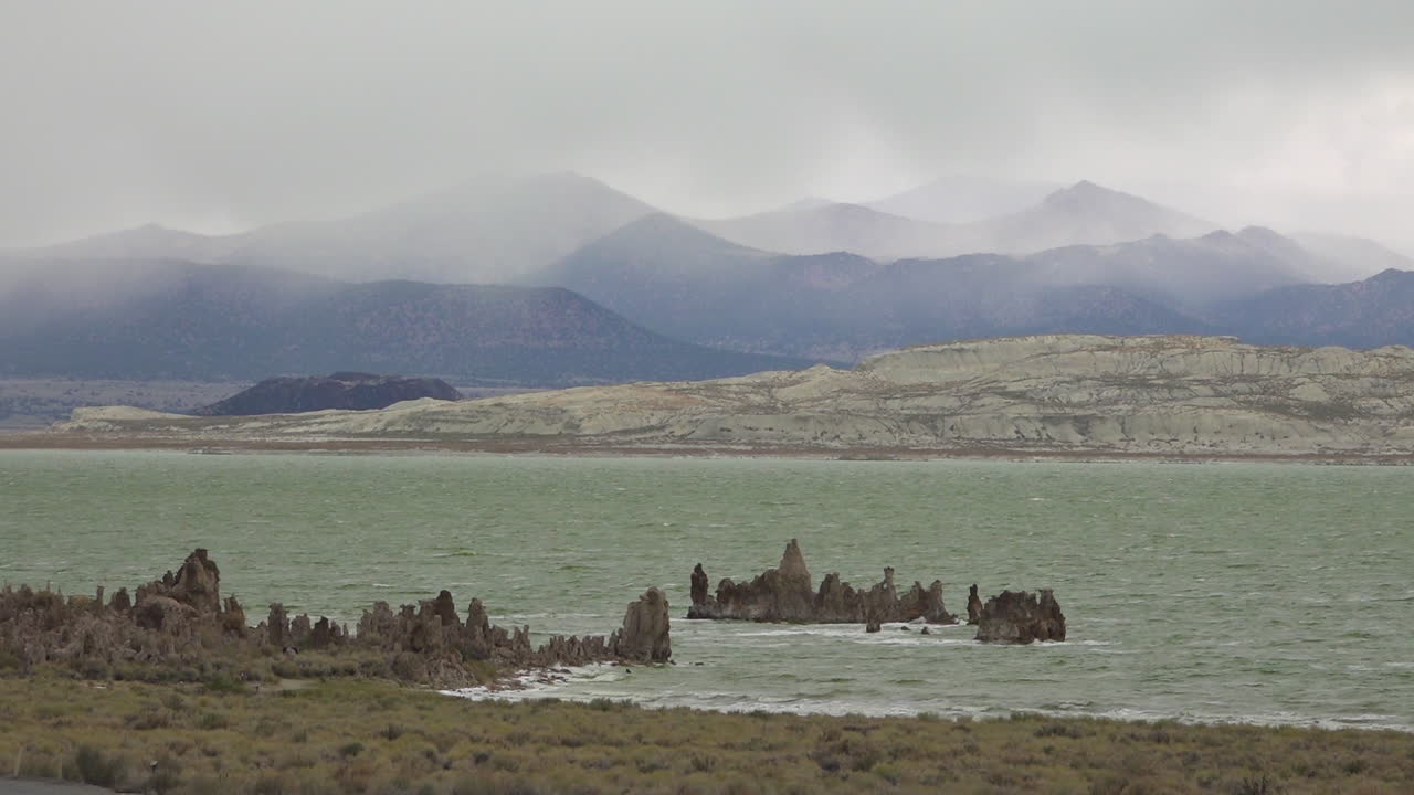 красивый снимок озера моно калифорния с облаками и туманом