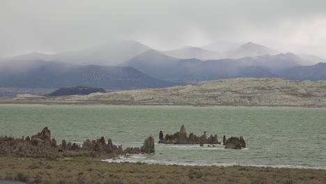 hermosa foto del lago mono california con nubes y niebla