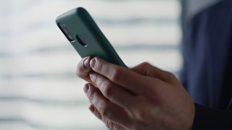 Persona che utilizza smartphone