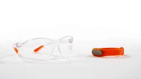 primer plano de gafas de protección y banda de fitness