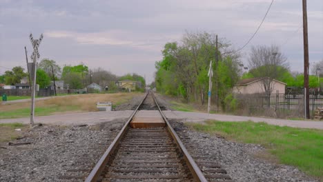 Toma-En-Primera-Persona-De-Vías-De-Tren-Creando-Líneas-Principales